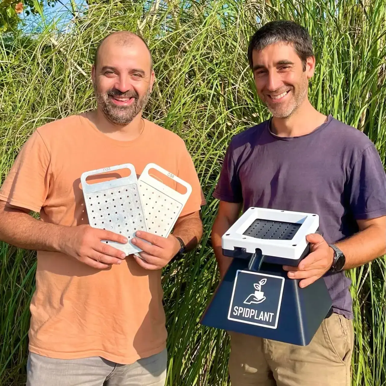 Florian et Sylvain présentant les outils Spidplant aux Jardins de la Valette