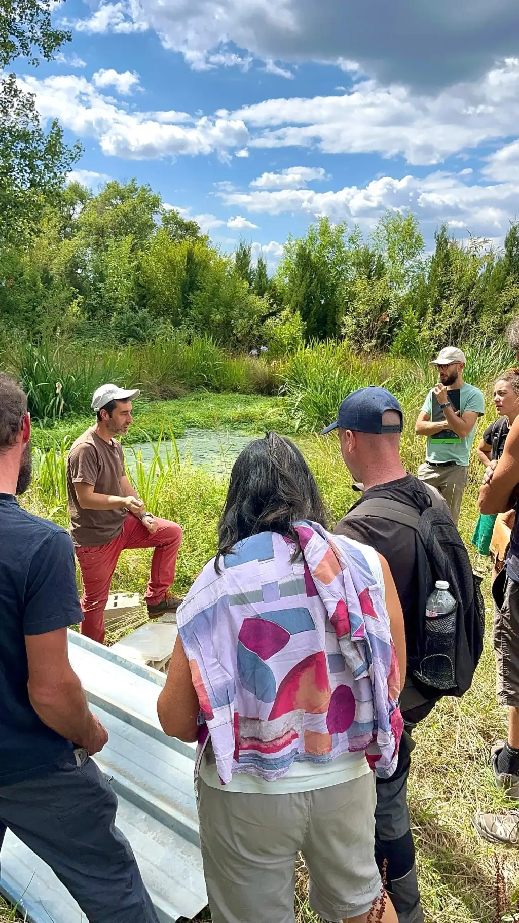 Visite guidée de la ferme en groupe au bord de l’étang